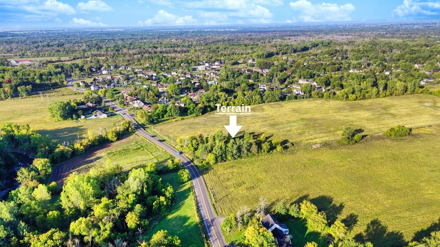 Vue aérienne d'un terrain à vendre