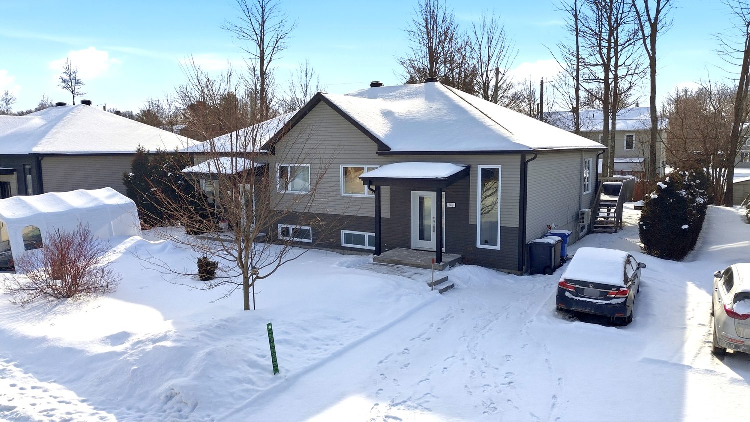 Façade d'une maison en hiver