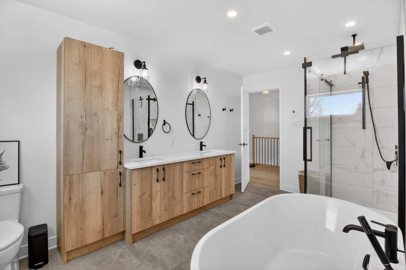 Salle de bain moderne avec double vanité et bain autoportant