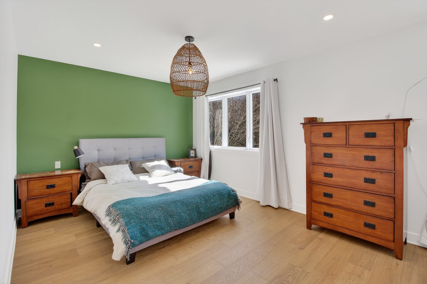 Chambre avec mur d'accent vert