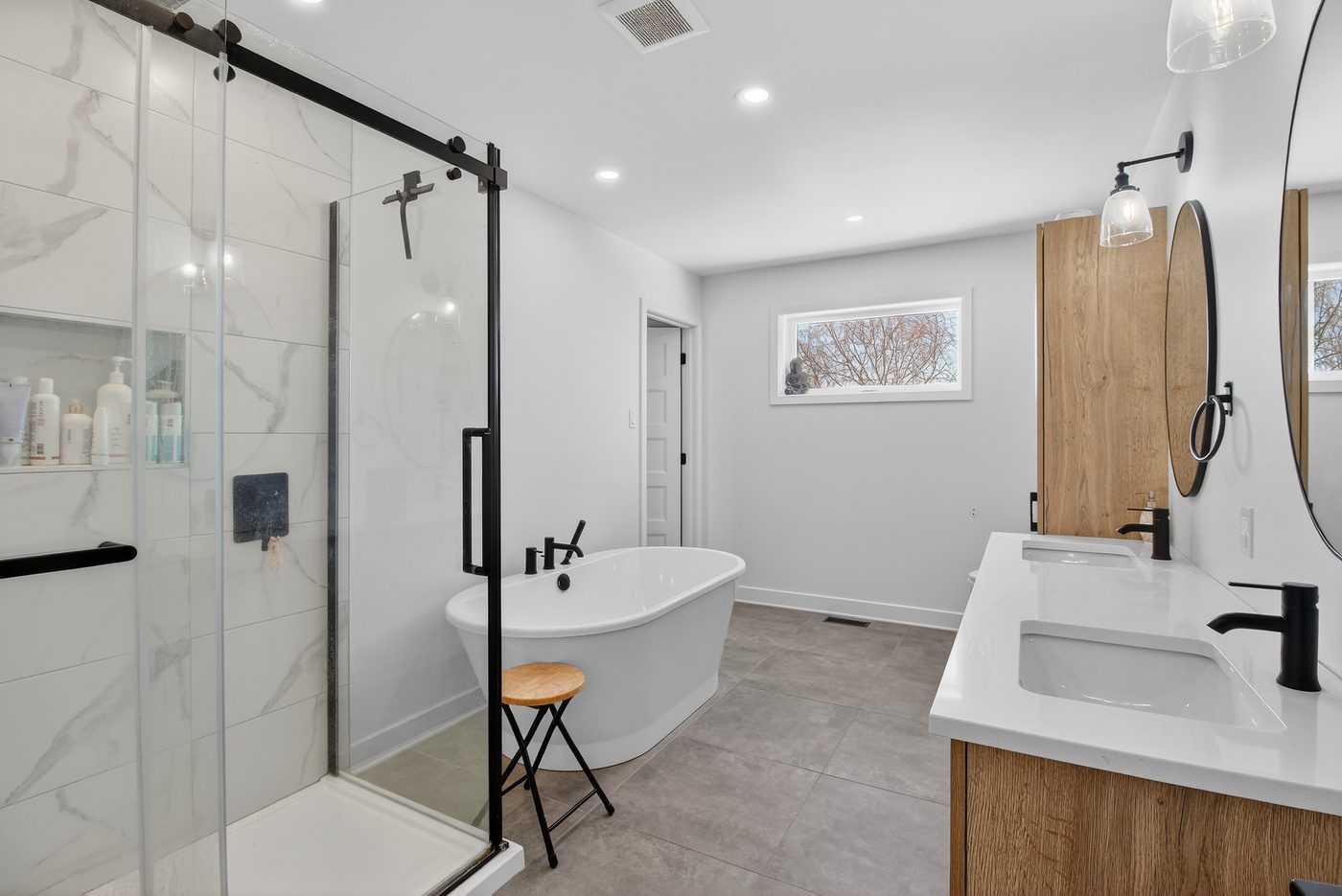 Salle de bain spa avec bain autoportant
