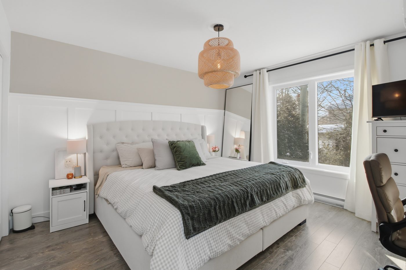 Chambre avec mur vert et mobilier en bois