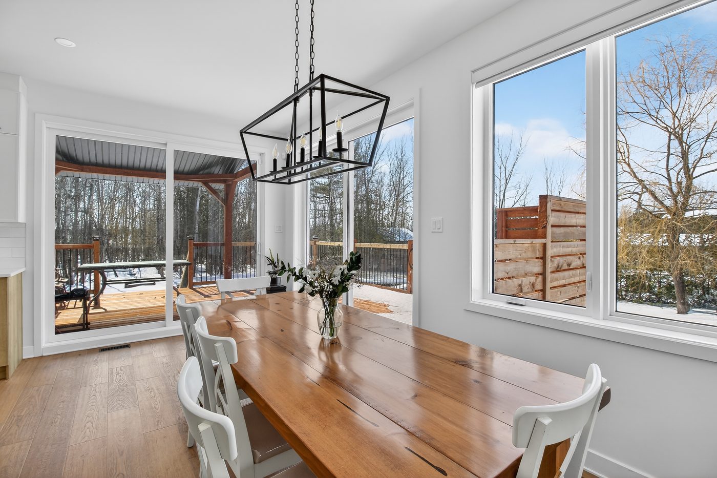 Salle à manger avec vue sur le patio
